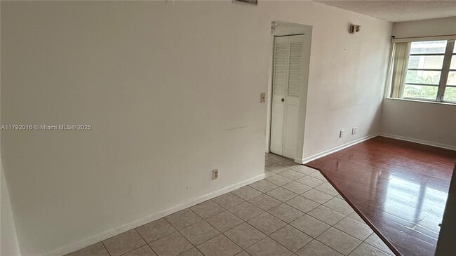Building Photo - 1032 Twin Lakes Dr