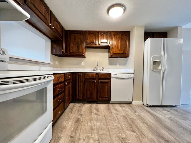Building Photo - Charming 2 Bed 1.5 Bath Townhome in West F...