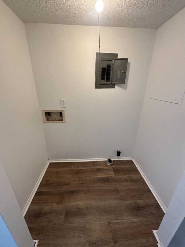Building Photo - Freshly Renovated - 2 Bedroom | Pet Friendly