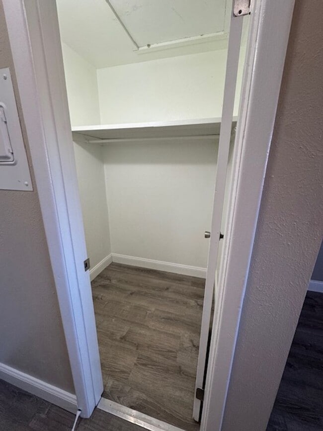 Building Photo - Cute Studio Apartment Available