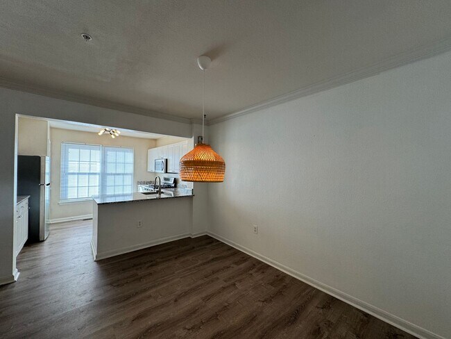Building Photo - Spacious 3 Bed 3 Bath Condo With Balcony I...