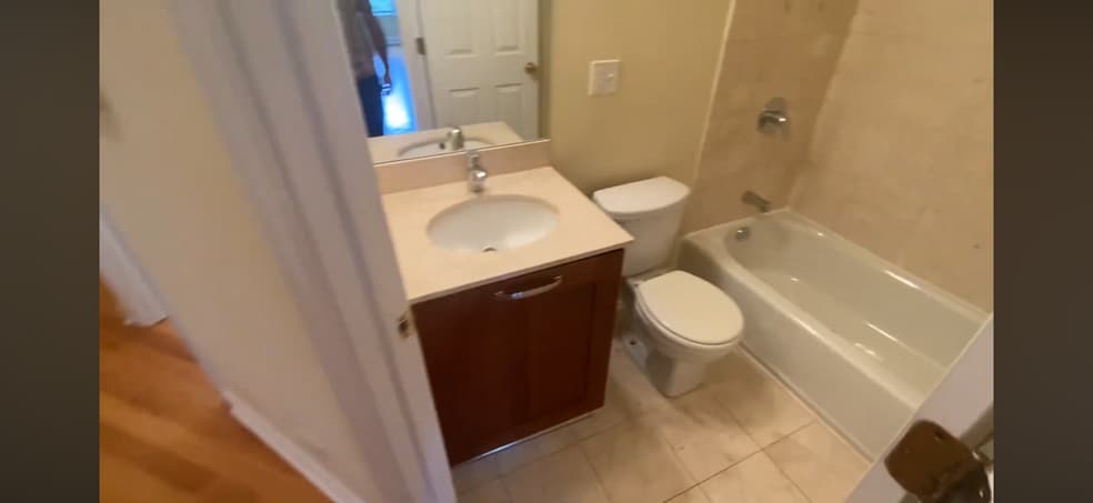 Building Photo - 6947 N Oakley Ave