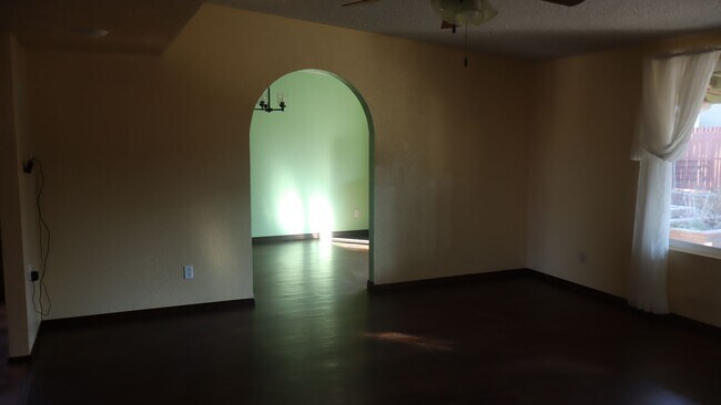 Building Photo - Spacious