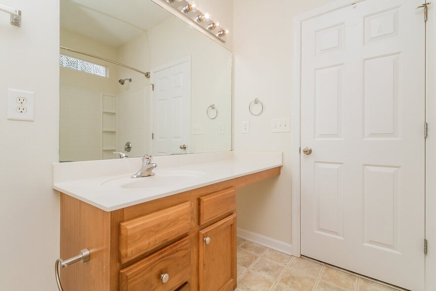 Building Photo - 413 Creekside Ln