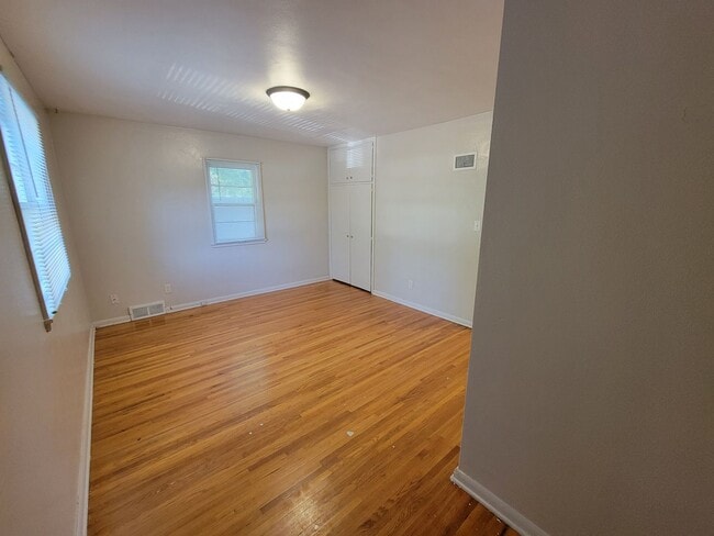 Building Photo - SPACIOUS TWO BEDROOM ONE BATH DUPLEX!! GREAT AMENITIES, LOCATION, AND PRICE!