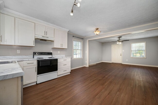 Building Photo - 2 Bedroom 1 Bath located on Veterans Parkw...