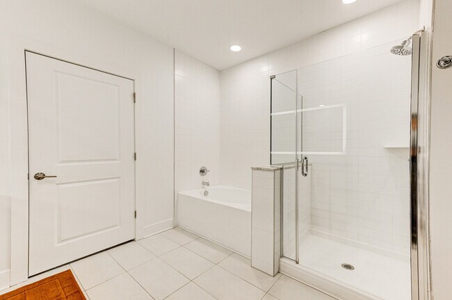 Building Photo - 975 Memorial Dr SE