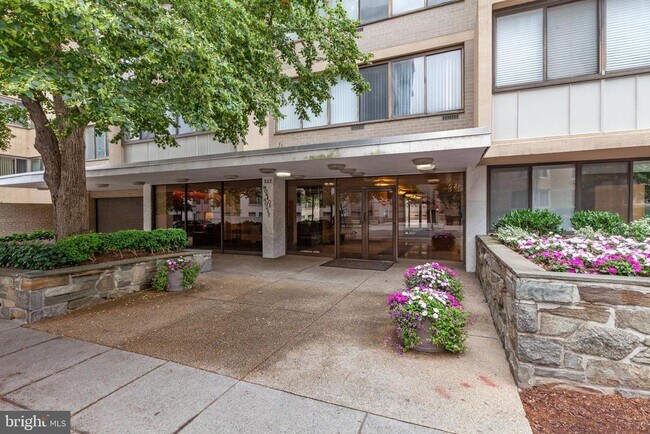 Building Photo - 522 21st St NW