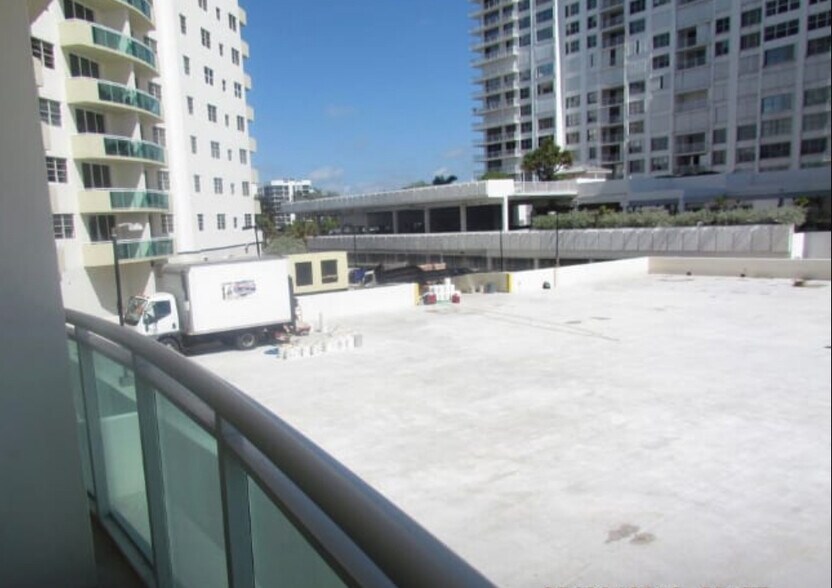 Building Photo - 3001 S Ocean Dr