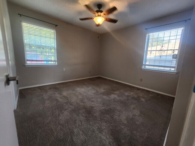 Building Photo - 2425 Kristen Dr