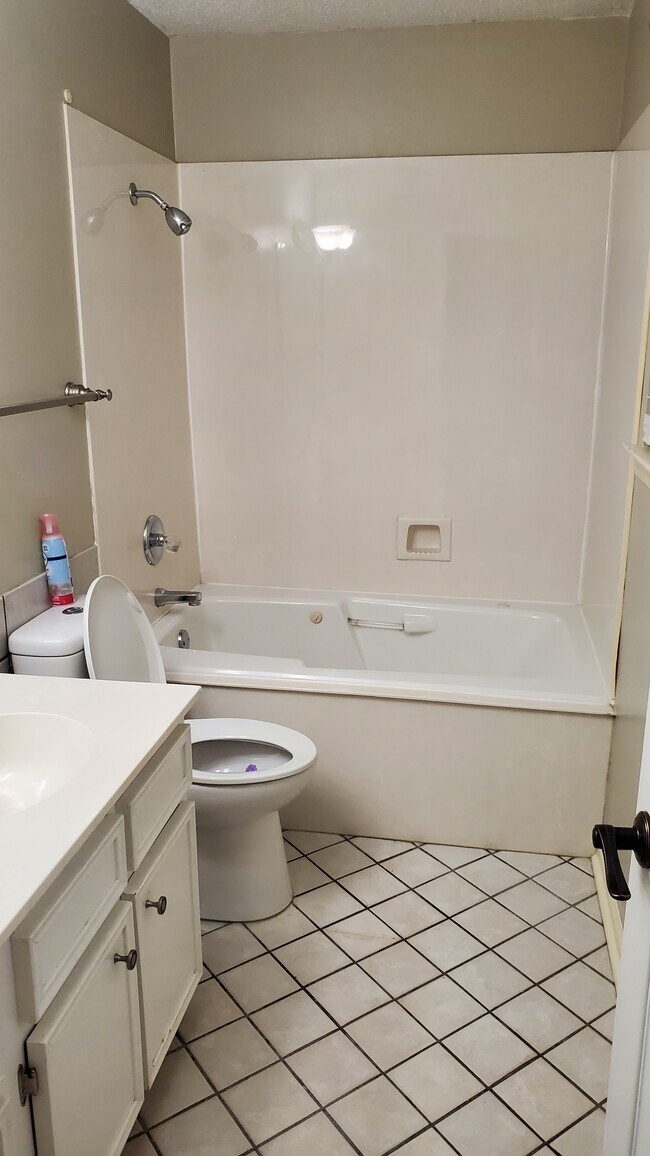 Building Photo - 1 Pine Way Ct