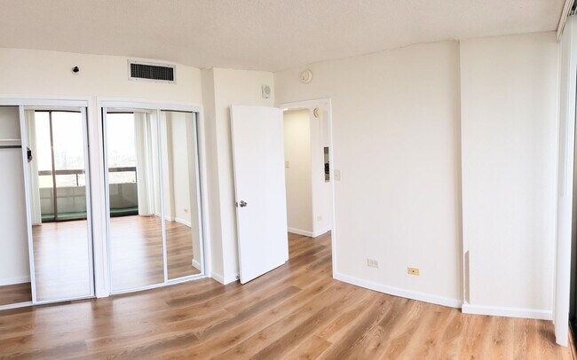 Building Photo - Iolani Court Plaza, Kapiolani, Renovated 1 Bederoom 1 Bathroom 1 Parking Condominium Centrally Lo...