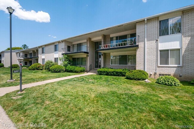 Building Photo - 8657 Kennedy Cir N
