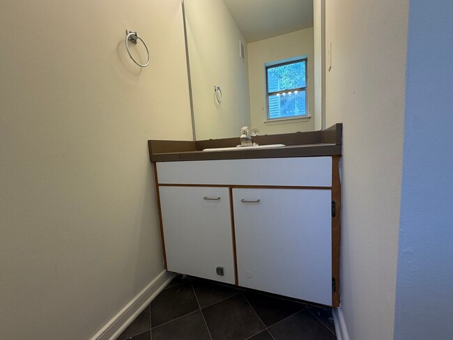 Building Photo - 1250 Clifden Green