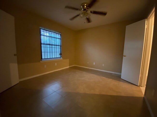 Building Photo - 4 Bed Home for Rent