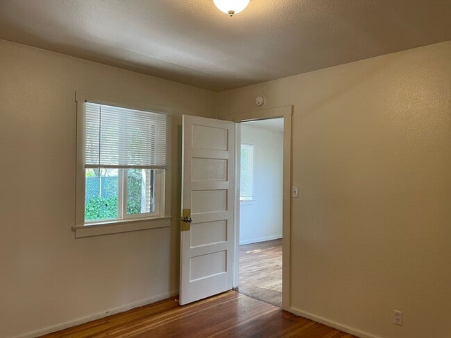 Building Photo - Nice 1 Bedroom 1 Bath Duplex