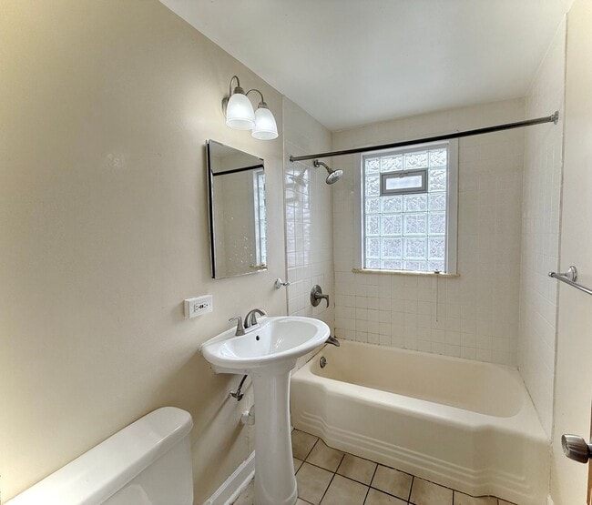 Building Photo - HOME SWEET HOME! 2 Bed / 1 Bath Townhome Available in Oak Park!