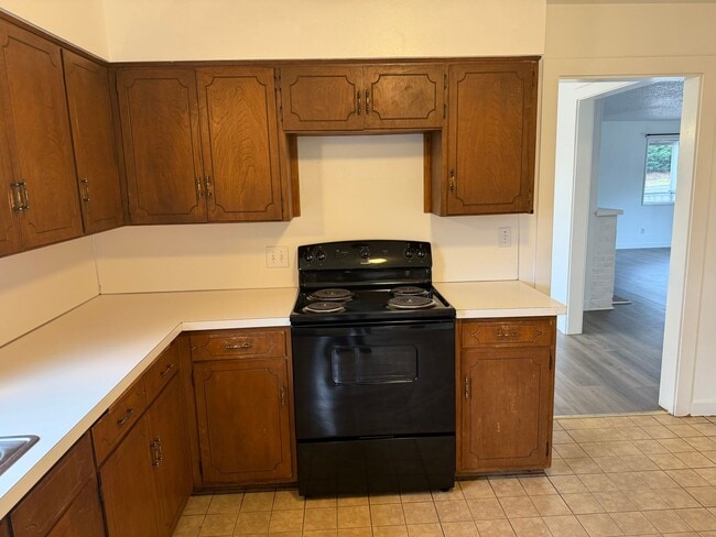 Building Photo - Updated 4 bedroom, 1 bath home in Eugene!