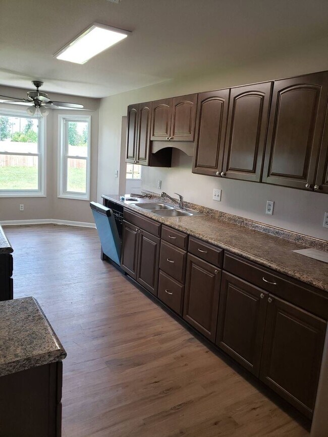 Building Photo - Charming 3Bed/2Bath Brick Home w/Bonus Office Space – Upgraded Comfort Near Martin Lake *1/2 OFF ...