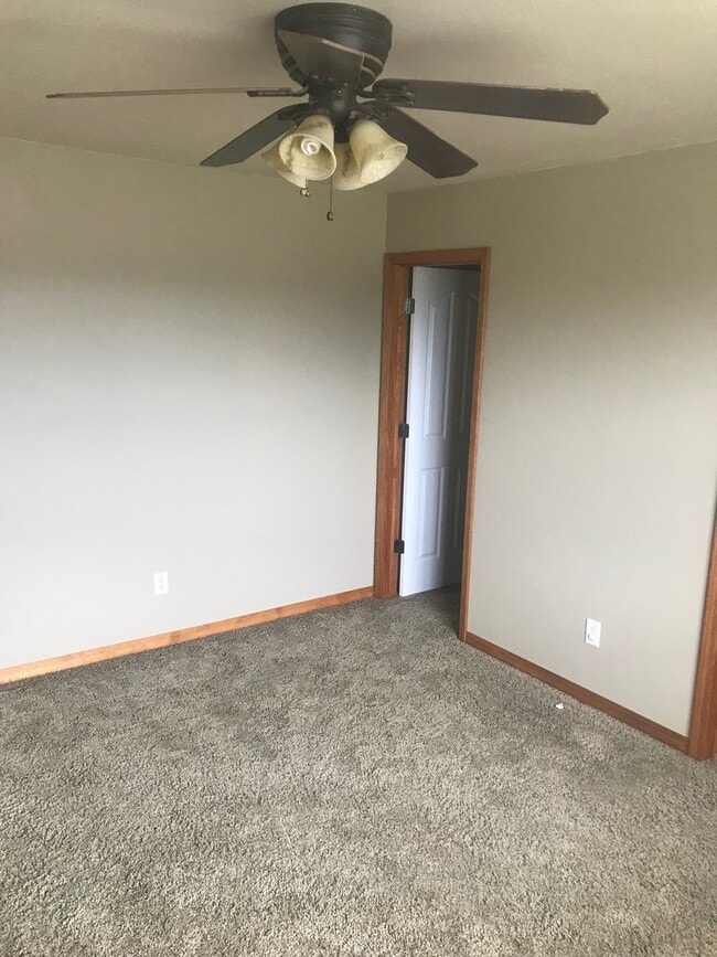 Building Photo - Spacious 4 Bedroom 2.5 Bath Home in River Rock