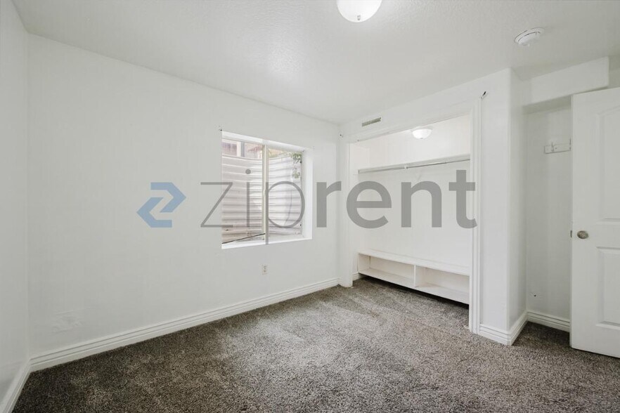 Building Photo - Unit