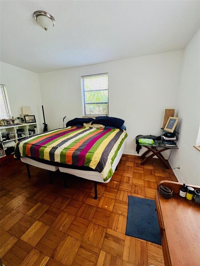 Building Photo - 2830 Pine Tree Dr