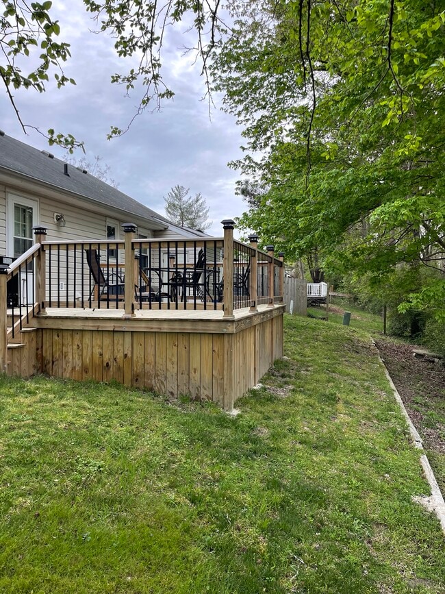 Building Photo - 827 Arondale Crescent