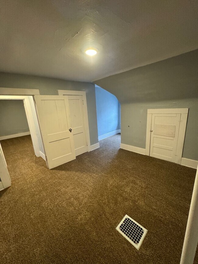 Building Photo - 5 Bed / 1.5 Bath Sunroom & Spacious Layout