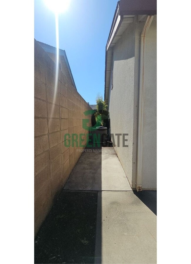 Building Photo - 3 BEDROOM 2 BATH HOME MOVE IN READY IN North MODESTO!