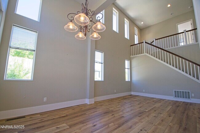 Building Photo - 3075 Roxbury Dr