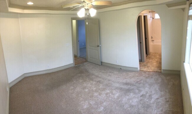 Building Photo - Spacious Home w 2 attached 2 car garage