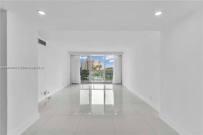 Building Photo - 100 Bayview Dr