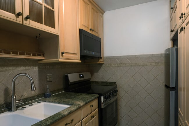 Building Photo - 250 Linden Ave