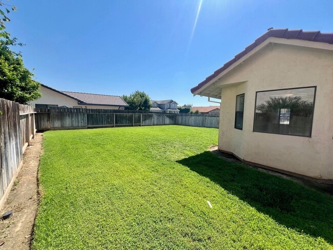 Building Photo - Single story with 3 car garage!