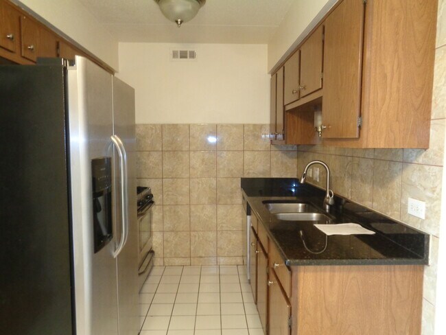 Building Photo - 14785 Lake View Dr