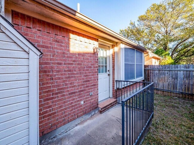 Building Photo - 1901 Dapplegrey Ln