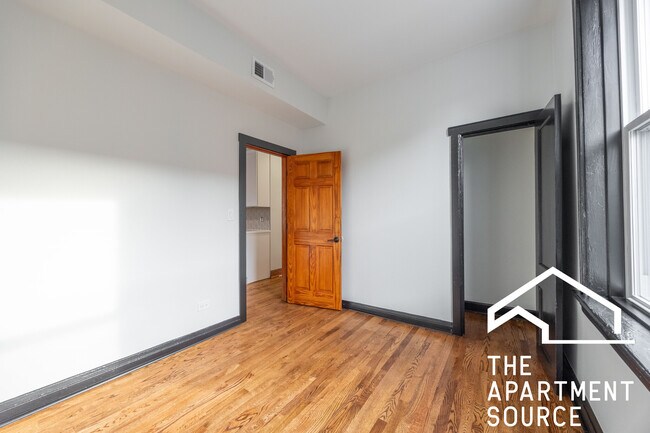 Building Photo - 2842 W Augusta Blvd