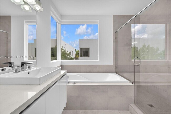 Building Photo - 7457 NW 101 Ave