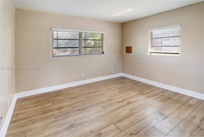 Building Photo - 133 SE 4th Ave