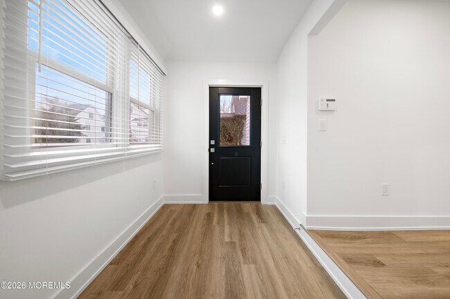 Building Photo - 427 Hoyt St