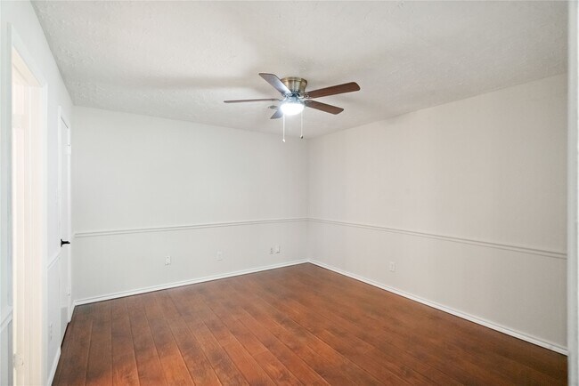 Building Photo - 11111 Drakeland Dr
