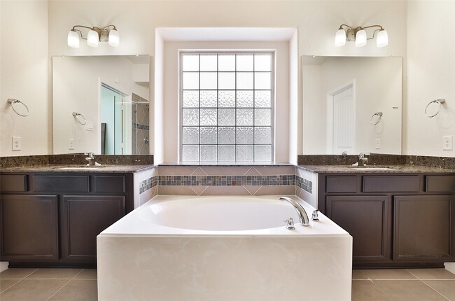 Building Photo - 2215 Tonkawa Trl