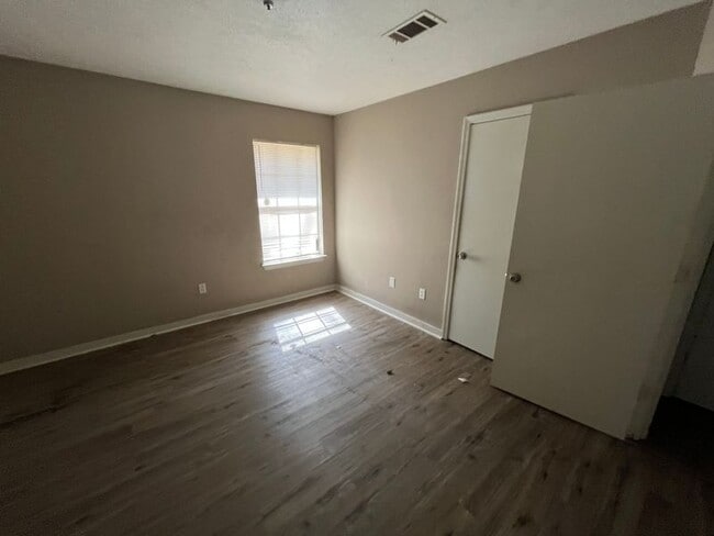 Building Photo - 2071 Cooperwell Dr