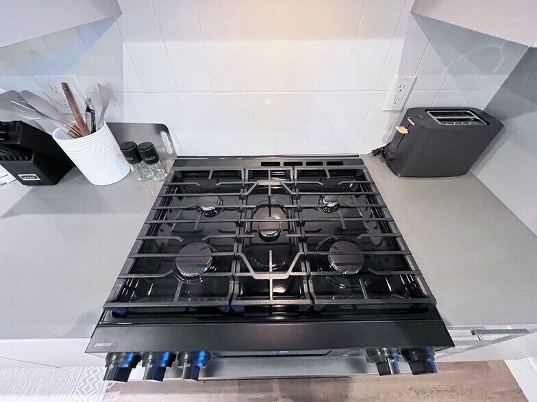 5 burner gas stove - 7718 Sedan Ave