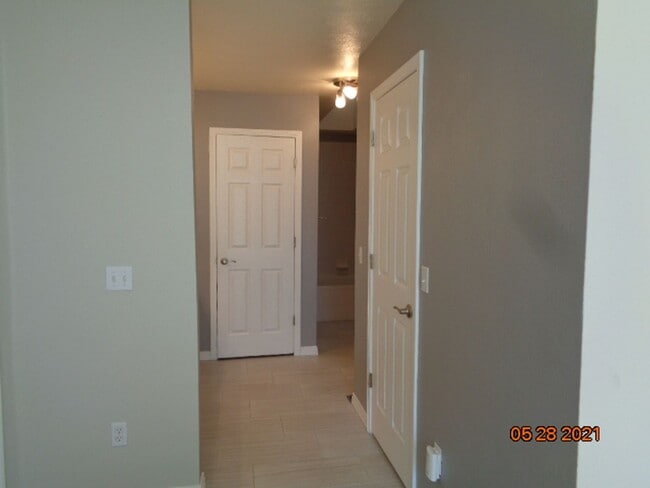 Building Photo - 2 BR/2 1/2 BA Townhouse in Gated Littleton...