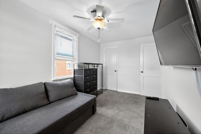 Building Photo - 3 Bedroom, 1 Bath Smart Fully Furnished To...
