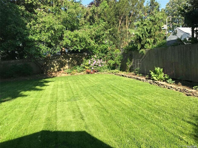 Building Photo - 39 W 7th St