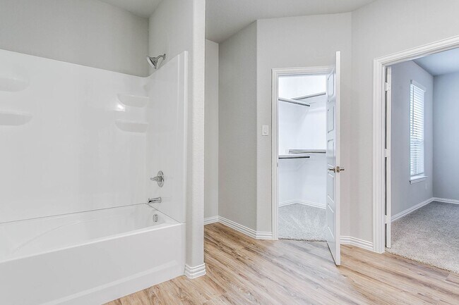 Building Photo - 3 bedroom 2 Bath home Move In Ready