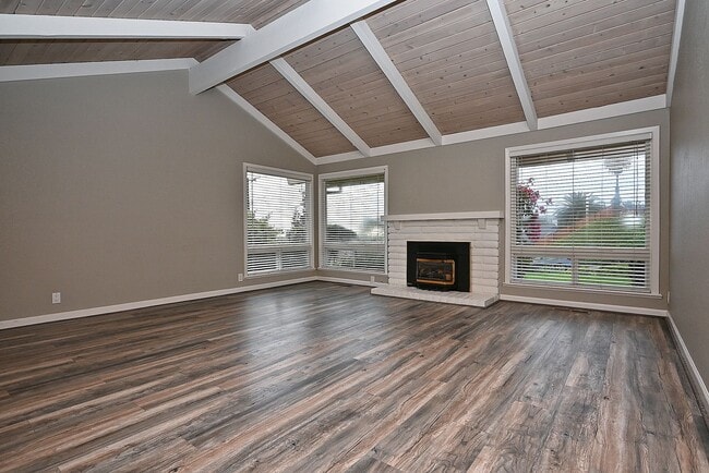 Building Photo - $3,950 -- STUNNING 4B/2BTH HOME IN BRIAR H...