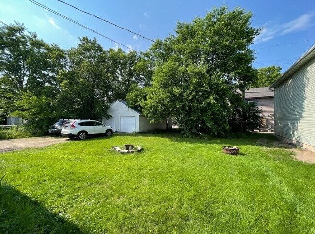 Building Photo - Spacious 1 Bedroom Unit